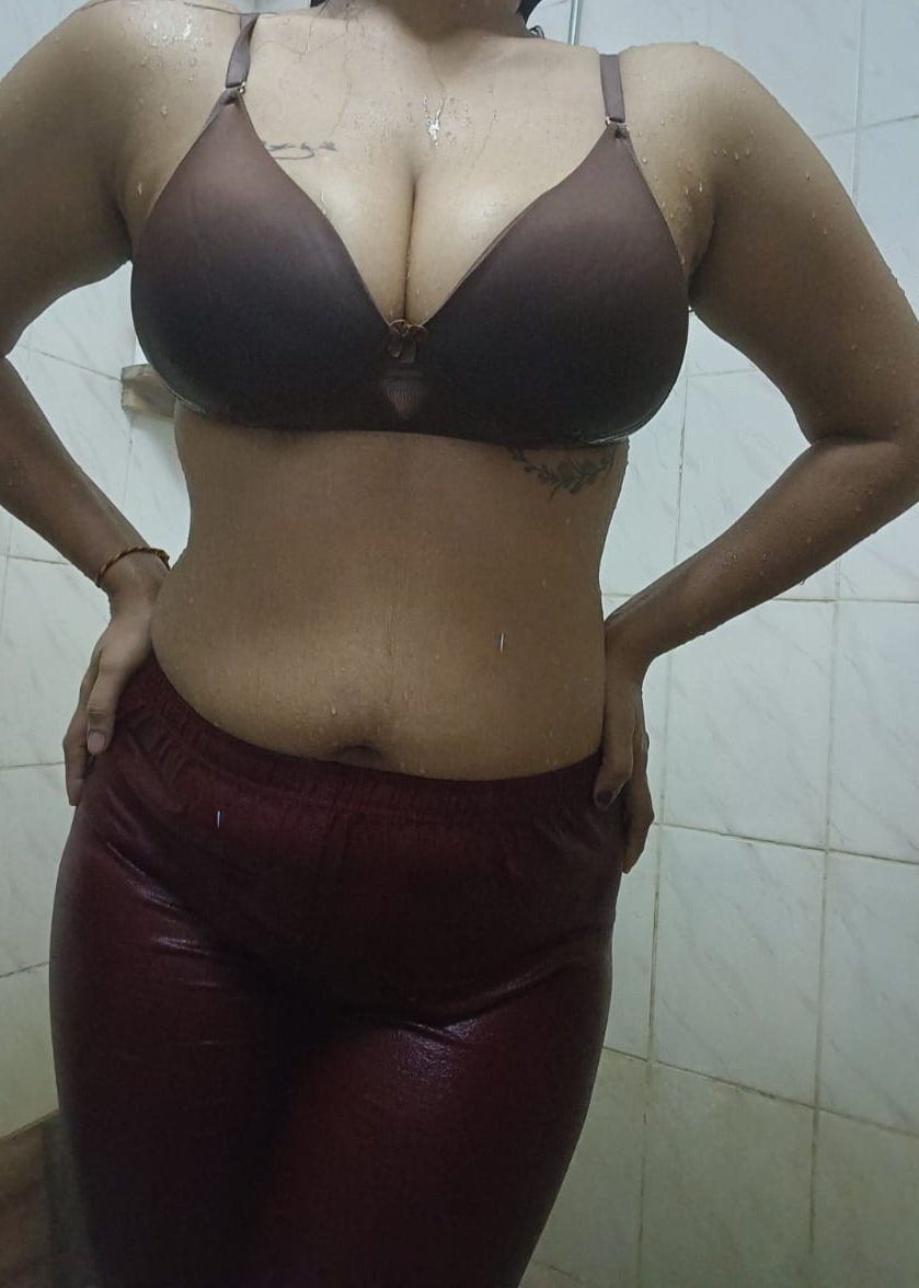 AMUTHA200030's tweet photo. காலை குளியல் 
யார் பாக்கணும்னு இன்பாக்ஸ் வாங்க காட்டுறேன் 
Retweet pls
@MadhuriSha4293 @sarathi8332541 @geeta_tamil_ https://t.co/zFBwjkFVdF