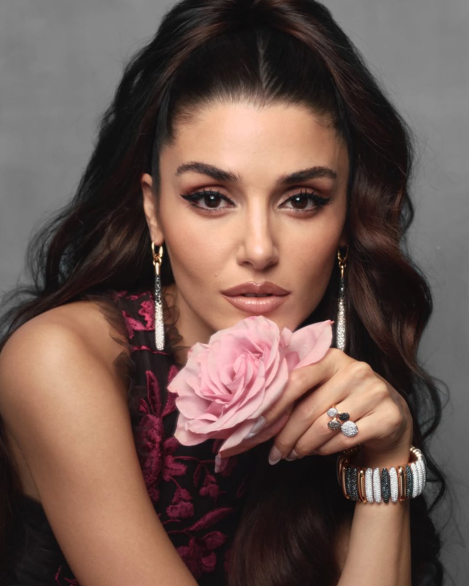 TOP GATAS DO ANO 

10 • Hande Erçel