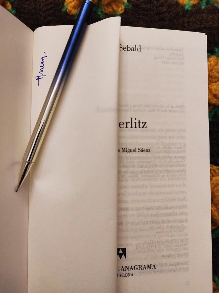 ladylibrorojo's tweet image. Dejen de escribir novelas sobre la identidad, láncense a leer #Austerlitz #Sebald.

"¿Es el escritorio quizá el lugar de los fantasmas?"
#boom 💥

(amor a primera lectura con WGS)