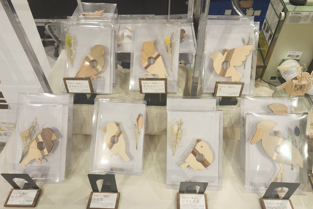 『足ぶらぶら鳥』シリーズは大変ご好評により少なくなってしまいました💦写真の子たちがお迎え待ちしております！
耳飾り,壁掛け一輪挿しはギリギリですがまだ全種ございますので選んでいただけます！

⬇続く