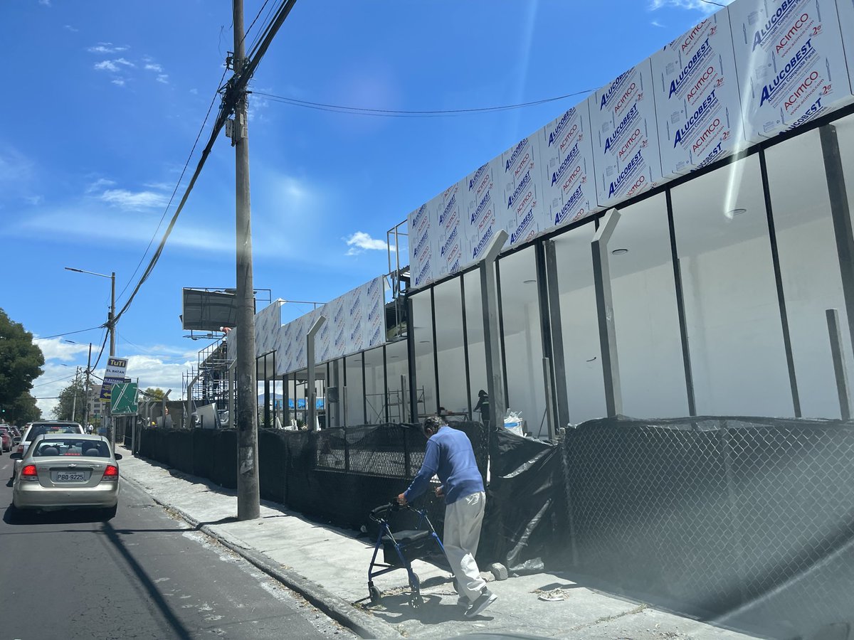 ElPatreota's tweet photo. @MunicipioQuito Que bien q regularicen de manera eficaz y tecnica, pero @MunicipioQuito q pasa con la construcción en plena acera q hizo Isuzu en la Gaspar y Eloy Alfaro? Nunca lograron detenerlos!Obviamente NO tienen permiso para esa construcción PEOR de operación.
#IsuzuDevuelveLaAcera https://t.co/LVNN98nlZF