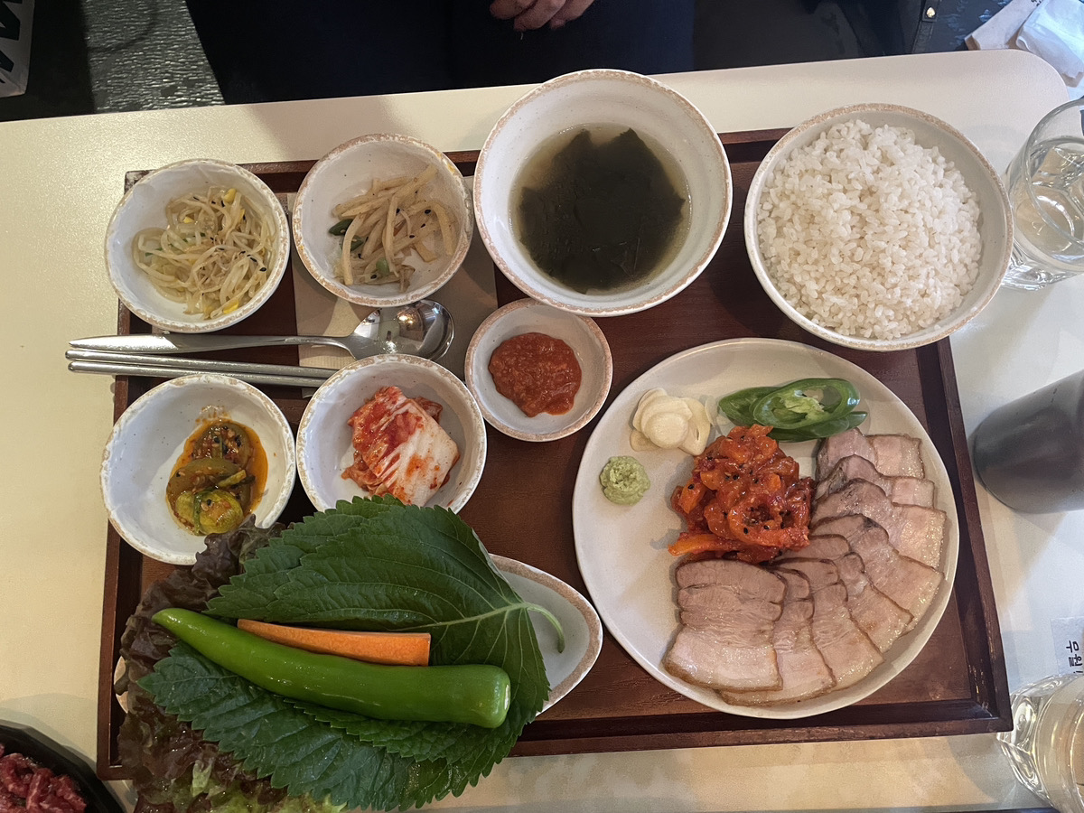 joahcafe's tweet photo. 江南でランチ困った時に行くのが、カンジャンセウやポッサムが気軽に食べられるムウォルシクタク👍
しっかり小鉢や野菜もついてきて嬉しい💗
しかもタッチパネル注文で定食スタイルだから、韓国旅行初心者や一人渡韓でも入りやすいのありがたい！  

🏠ムウォル食膳
📍ソウル江南区駅三洞812-15 https://t.co/CfYVcVByxq