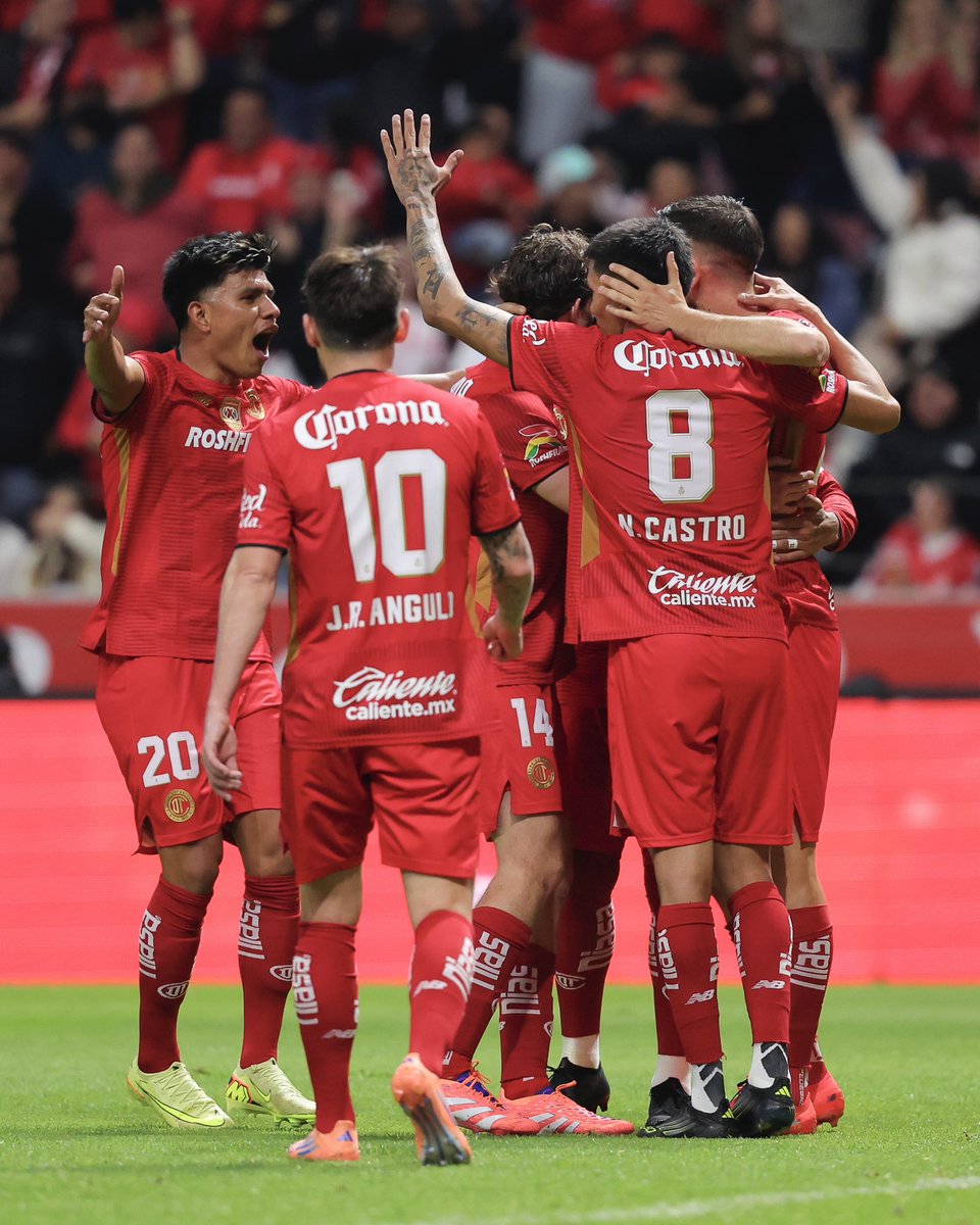 Equipos en liga mx que han anotado 100 o más goles en un año natural:

1. Toluca en 2000 - 111 goles
2. Toluca en 1999 - 105 goles
3. Toluca en 2002 - 105 goles
4. Toluca en 2025 - 101 goles

Toluca es el único que ha marcado más de 100 goles en un año natural.
