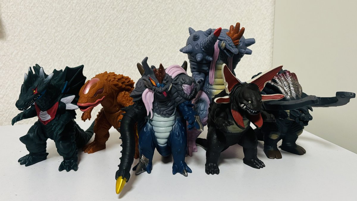 所持しているオメガ関連の怪獣ソフビたち。 小型怪獣2体セット、DX玩具