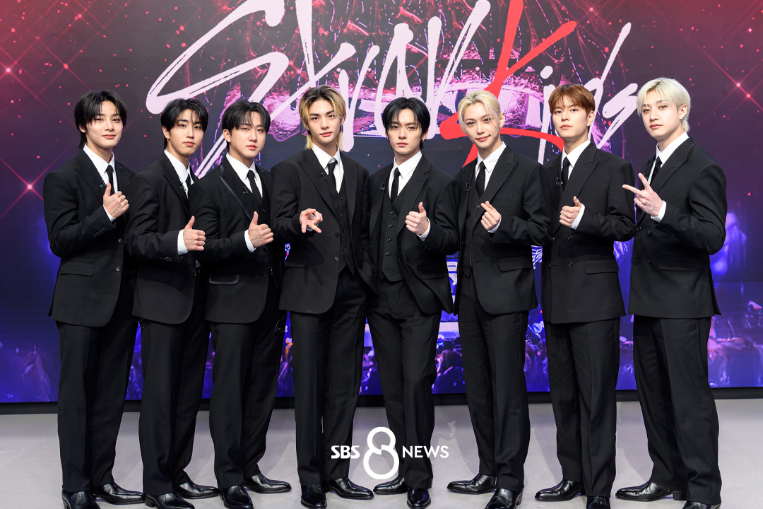 SBSNOW's tweet image. [Stray Kids×SBS8뉴스] 
빌보드200 8연속 1위 진입
꿈만 같은 기록을 세운 스트레이 키즈❤️

2026년 새해 포부를 밝힌 그들의 목표가 궁금하다면?

SBS 8뉴스 '스트레이 키즈' 인터뷰🎙️
☞ zrr.kr/jIrUZY

#SBS8뉴스 #뉴수다
#스트레이키즈 #StrayKids
#KPOP #빌보드200 #인터뷰