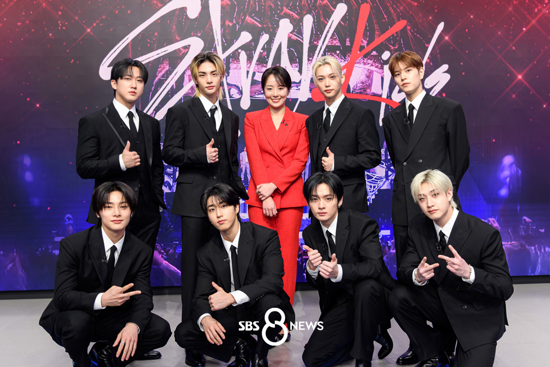 SBSNOW's tweet image. [Stray Kids×SBS8뉴스] 
빌보드200 8연속 1위 진입
꿈만 같은 기록을 세운 스트레이 키즈❤️

2026년 새해 포부를 밝힌 그들의 목표가 궁금하다면?

SBS 8뉴스 '스트레이 키즈' 인터뷰🎙️
☞ zrr.kr/jIrUZY

#SBS8뉴스 #뉴수다
#스트레이키즈 #StrayKids
#KPOP #빌보드200 #인터뷰