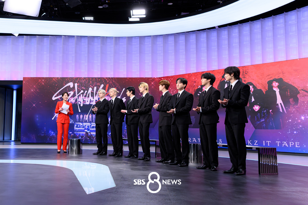 SBSNOW's tweet image. [Stray Kids×SBS8뉴스] 
빌보드200 8연속 1위 진입
꿈만 같은 기록을 세운 스트레이 키즈❤️

2026년 새해 포부를 밝힌 그들의 목표가 궁금하다면?

SBS 8뉴스 '스트레이 키즈' 인터뷰🎙️
☞ zrr.kr/jIrUZY

#SBS8뉴스 #뉴수다
#스트레이키즈 #StrayKids
#KPOP #빌보드200 #인터뷰