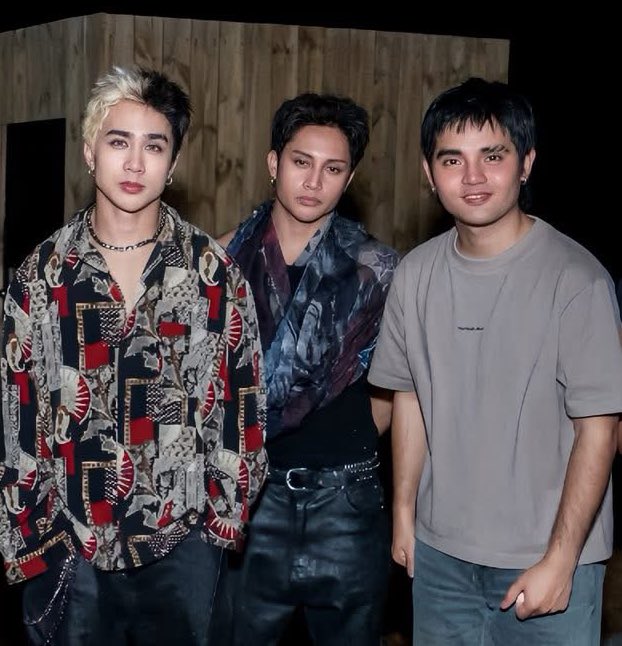 Why is this giving the 3 headed dragon meme😂🤣 di ata nainform si Pau na maangas look dapat 😆😂 hahahahahaha

🔗facebook.com/share/p/17VWLS…

#kadenaboys #SB19 <a href="/SB19Official/">SB19 Official</a>