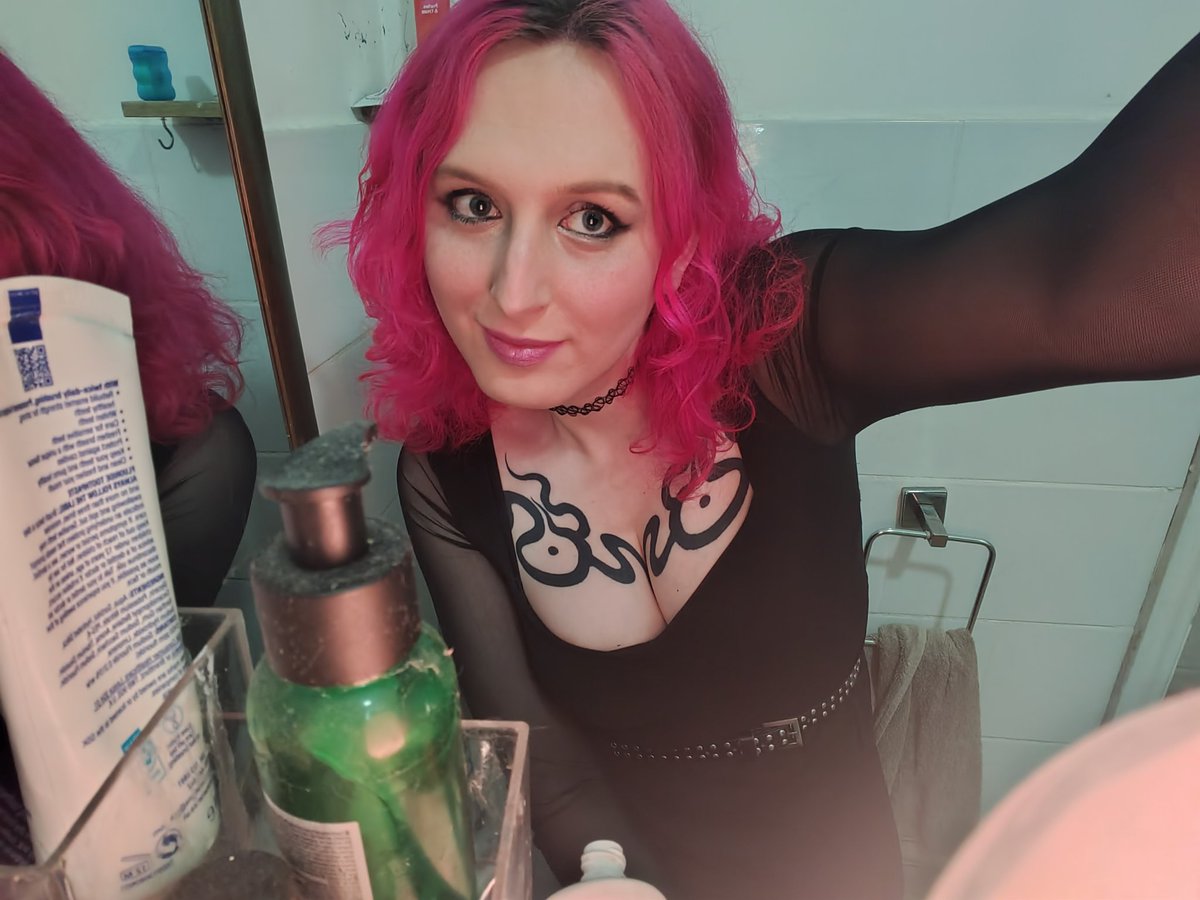 3rydactyl's tweet photo. had some rare body confidence after redying my hair https://t.co/t7QjsrSFQB