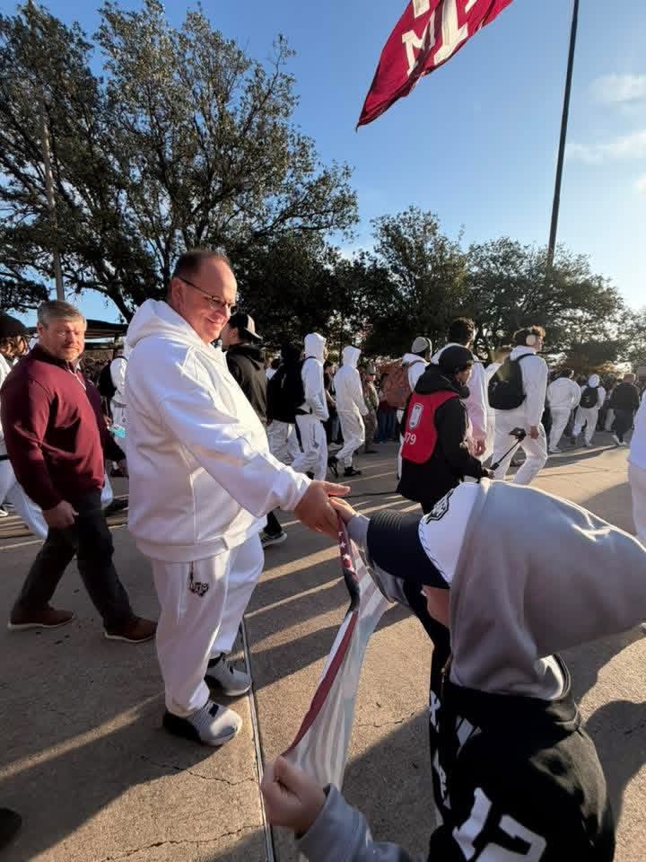 JustinRyanViera's tweet photo. @Marcel10Reed I appreciate you stopping to make my sons day. You coach Elko and KC made his first game special. Gig’ Em! 👍🏻 https://t.co/Iyaw7yXo1s