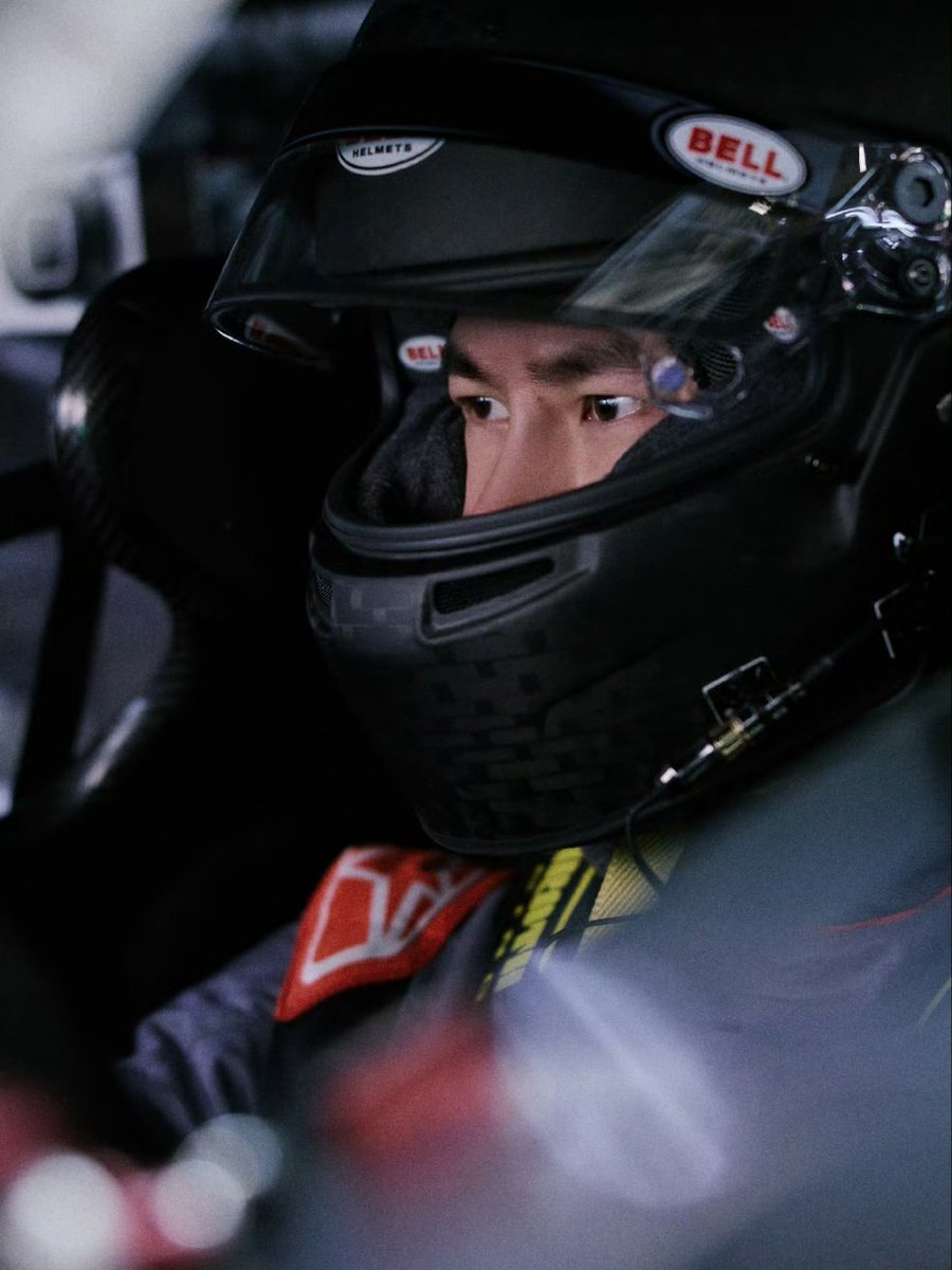 N8597N's tweet photo. มีแอคที่ให้ความรู้เกี่ยวกับชุดนักแข่งบอกว่า ชุดที่น้องใส่จาก Alpinestars แบรนด์อิตาลีที่ก่อตั้งตั้งแต่ปี 1963 ถือว่าอยู่ในระดับที่สูงกว่าอีกขั้น
หมวก BELL แบรนด์หมวกกันน็อกแข่งระดับท็อปจากสหรัฐอเมริกา
เมื่อเปลี่ยนมาใช้อุปกรณ์เหล่านี้ ก็เหมือนสวม “เกราะระดับสูงของโลกมอเตอร์สปอร์ต"