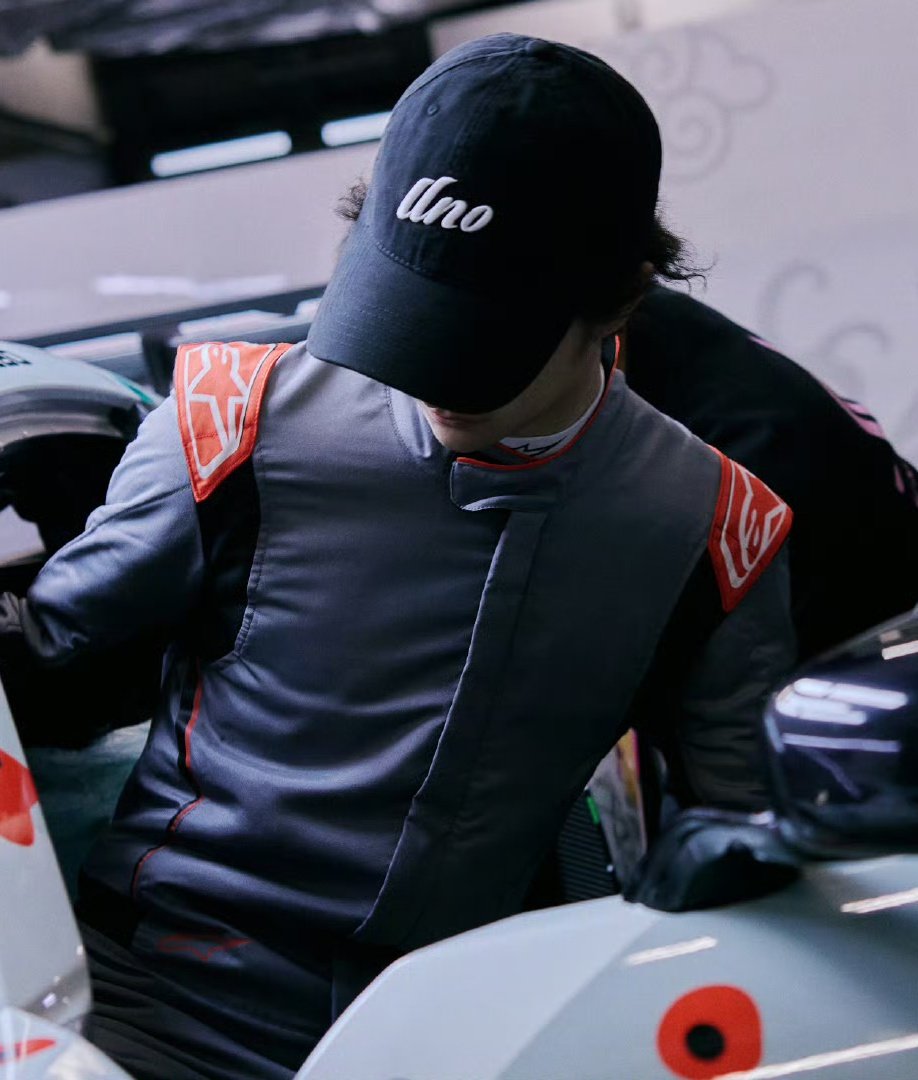N8597N's tweet photo. มีแอคที่ให้ความรู้เกี่ยวกับชุดนักแข่งบอกว่า ชุดที่น้องใส่จาก Alpinestars แบรนด์อิตาลีที่ก่อตั้งตั้งแต่ปี 1963 ถือว่าอยู่ในระดับที่สูงกว่าอีกขั้น
หมวก BELL แบรนด์หมวกกันน็อกแข่งระดับท็อปจากสหรัฐอเมริกา
เมื่อเปลี่ยนมาใช้อุปกรณ์เหล่านี้ ก็เหมือนสวม “เกราะระดับสูงของโลกมอเตอร์สปอร์ต"