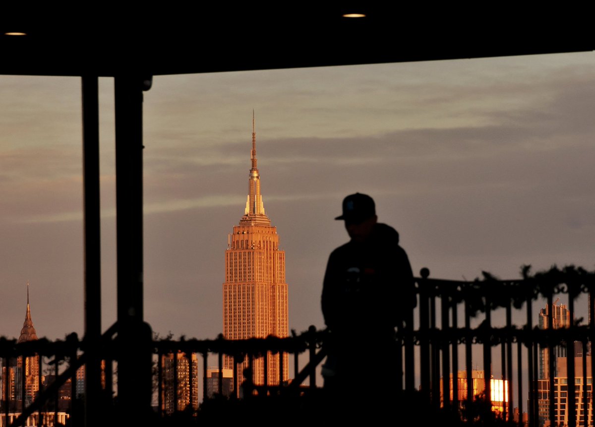GaryHershorn's tweet photo. Winter Solstice sunset on the skyline of midtown Manhattan and the Empire State Building in New York City, Sunday evening #newyork #newyorkcity #nyc @EmpireStateBldg #sunset #wintersolstice https://t.co/2yPwKSno55