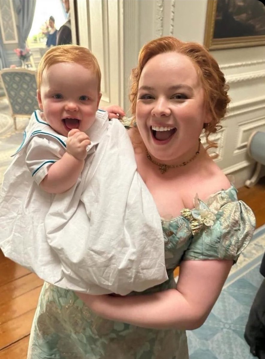 เรียนคุณผู้อ่านที่น่ารัก ୧࿐

ดูเหมือนว่าในแต่ละฤดูกาลที่ผ่านไป ครอบครัวบริดเจอร์ตันก็ยิ่งใหญ่ขึ้นเรื่อยๆ

นับตั้งแต่ฤดูกาลที่แล้ว คุณคอลิน บริดเจอร์ตัน และคุณนายเพเนโลปี้ บริดเจอร์ตัน (นามสกุลเดิม เฟเธอร์ริงตัน) ได้ต้อนรับบุตรคนแรก เป็นเด็กชายตัวน้อยน่ารัก ร่าเริง