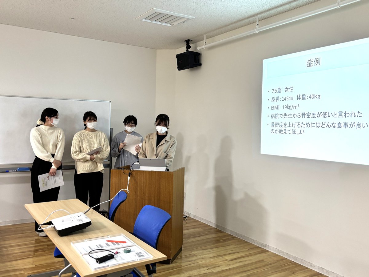 sunplaza_group's tweet photo. こんにちは！サンプラザ薬局です🌞 
写真は先週土曜日の社内勉強会です。
今回は弊社に4名いる管理栄養士が、疾患毎の栄養指導について講義してくれました！ 
このメンバーでは初だったので、緊張感がありつつも、無事にやり遂げてくれました✊ https://t.co/eAeCSxjwFz