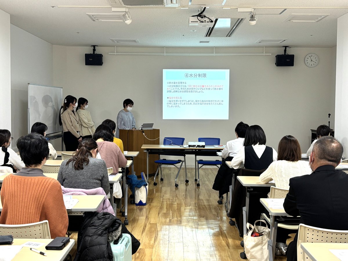 sunplaza_group's tweet photo. こんにちは！サンプラザ薬局です🌞 
写真は先週土曜日の社内勉強会です。
今回は弊社に4名いる管理栄養士が、疾患毎の栄養指導について講義してくれました！ 
このメンバーでは初だったので、緊張感がありつつも、無事にやり遂げてくれました✊ https://t.co/eAeCSxjwFz