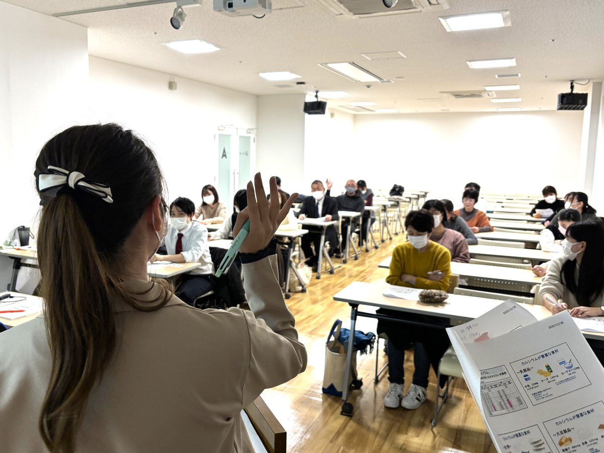 sunplaza_group's tweet photo. こんにちは！サンプラザ薬局です🌞 
写真は先週土曜日の社内勉強会です。
今回は弊社に4名いる管理栄養士が、疾患毎の栄養指導について講義してくれました！ 
このメンバーでは初だったので、緊張感がありつつも、無事にやり遂げてくれました✊ https://t.co/eAeCSxjwFz