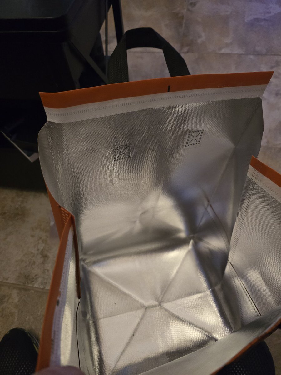 midnightsmith's tweet photo. Yo @ChickfilA take note. A LOCAL chain decided to use insulated bags to keep food fresh because they know doordash drivers don't use them. Maybe you can do the same? Tired of cold fries and chicken. It's the little things. I'll keep putting my money where I'm cared about. https://t.co/OIABMtFUMX