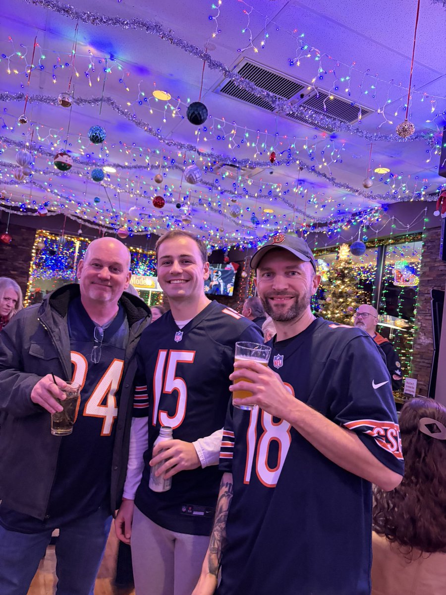 JaredKniola's tweet image. On September 13th, my grandpa passed away from cancer. A week later, my parents gave me this Odunze jersey from him. Whenever I wear it, the Bears have won 5-1, including last night. I know he’s proud of them clinching playoffs today. Let’s keep going! 🐻⬇️ #Bears