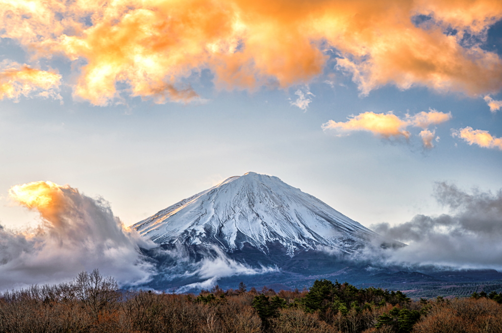 taitan21's tweet photo. おはようございます。
高原地帯で姿を見せた富士山と色付く雲の風景です！ https://t.co/XgENj4q3S2