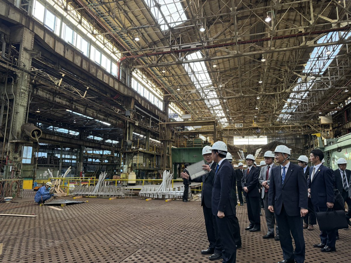 三菱重工の長崎造船所で護衛艦の進水式に出席する前に工場視察をさせて頂きました。溶接ロボットなど、最新技術を活用して省人化と効率化を進めていることを確認しつつ、機械化出来ない、職人さんによる手仕事の重要性も感じる現場でした。整理整頓の行き届いた工場の綺麗さも日本の現場力を体現してい
