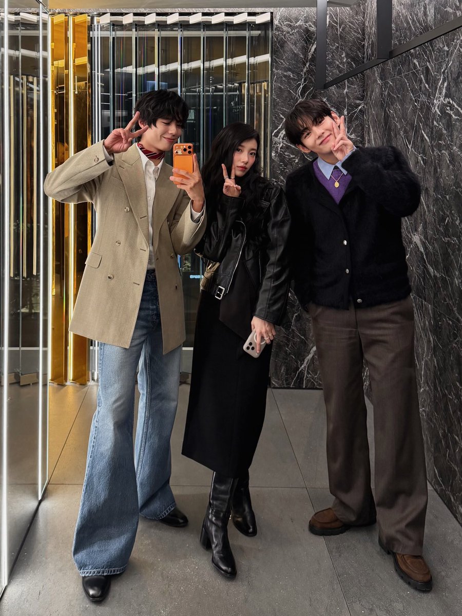 shysjng's tweet image. 보검배우가 셀린느 사진 올려줌