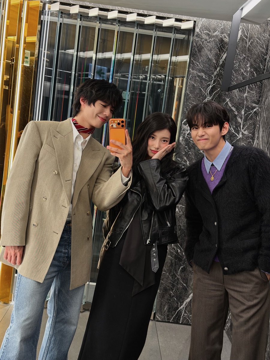 shysjng's tweet image. 보검배우가 셀린느 사진 올려줌