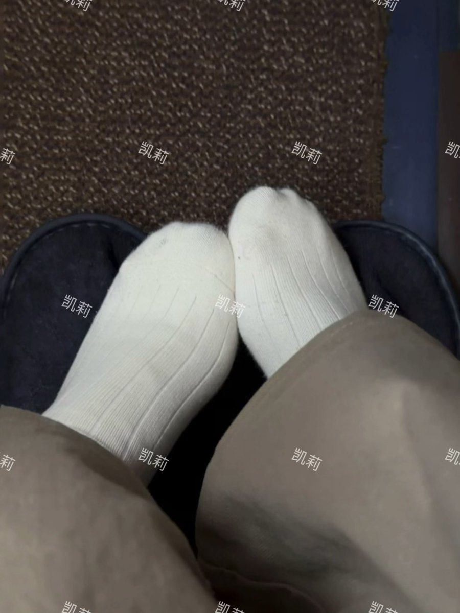 2075R7's tweet photo. 爬下去好好尝尝 #恋足 #足交 #白袜 https://t.co/WgZVFTbctc