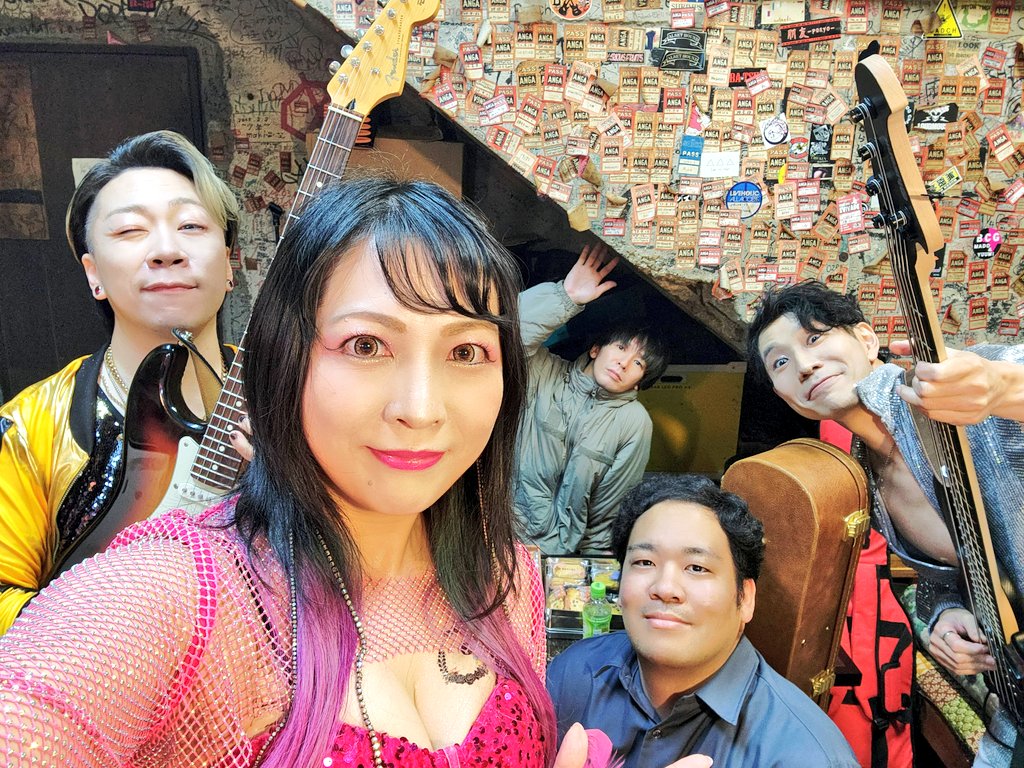 info_boukyaku's tweet photo. 2025.12/20
セットリスト

1 ゴージャス
2 セフレ
3 おいねぇ、年下の男
4 くっついちゃう
5 ズッキュン♡ラブゲーム
un. ゴージャス https://t.co/8HsQN5RC8x