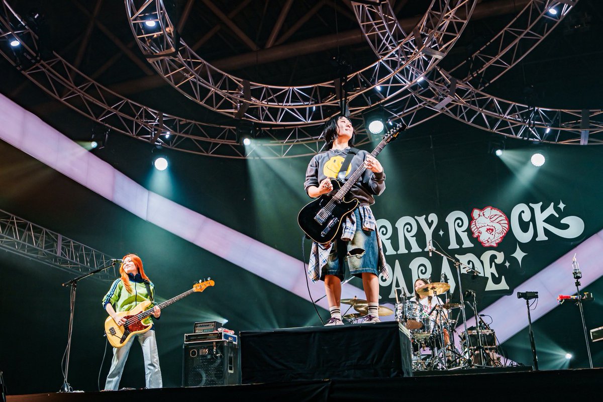 SHISHAMO_BAND's tweet image. 昨日は
🎅「MERRY ROCK PARADE 2025」🎅
に出演しました🙌🙌

すごくあたたかい空間で
こんな最高のステージに立てたこと、
皆さんがそれを見届けにきてくれたことが本当に嬉しかったです!!!✨
メリロ大好き🫶

お越しくださった皆さん、
ありがとうございました!!!❣️(松岡)
@merryrockparade
#メリロ