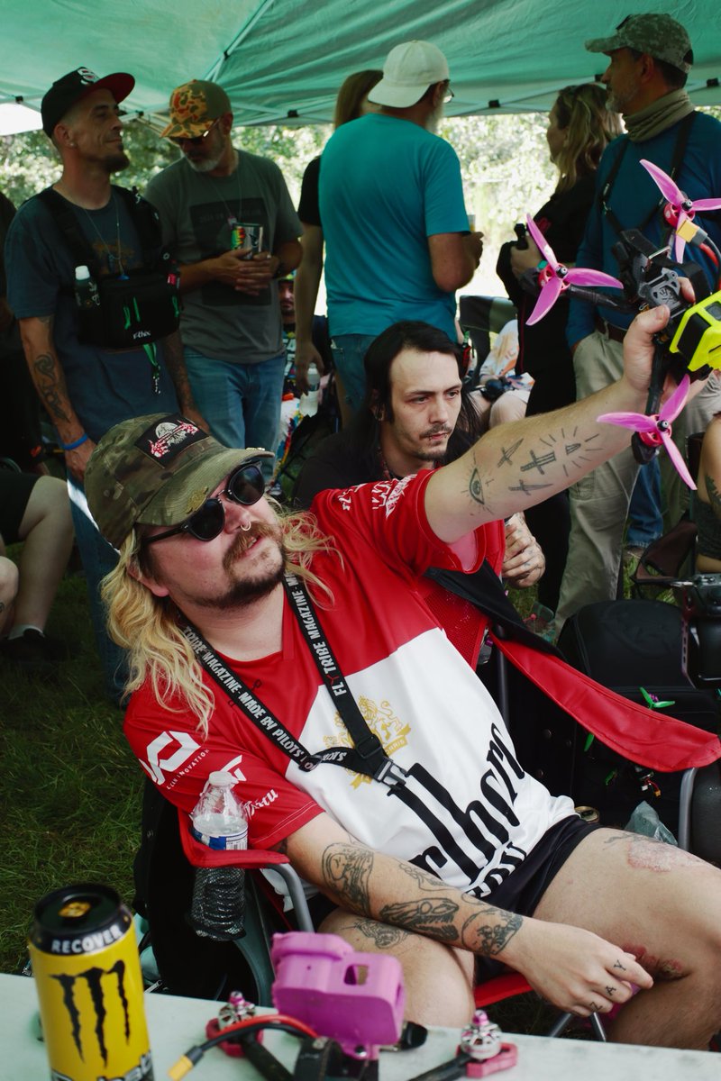 kalimoding's tweet image. uh huh

canon eos m50 mkii, 75mm, onboard profile
fuji xt30, onboard film sim