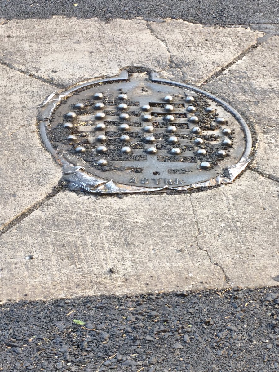LeoAtilano's tweet photo. @SOBSECDMX @GobCDMX @AlcaldiaBJ hace unas semanas repavimentaron el eje 7 sur, Extremadura, entre insurgentes y revolución, y dejaron varias coladeras tapadas con asfalto ¿Las van a destapar? https://t.co/BTiIPwAY7R