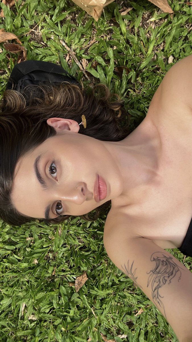 aultimxnoite's tweet image. eu quando deito na grama pra tirar foto e levanto com uma alergia ridícula nas costas e nos braços