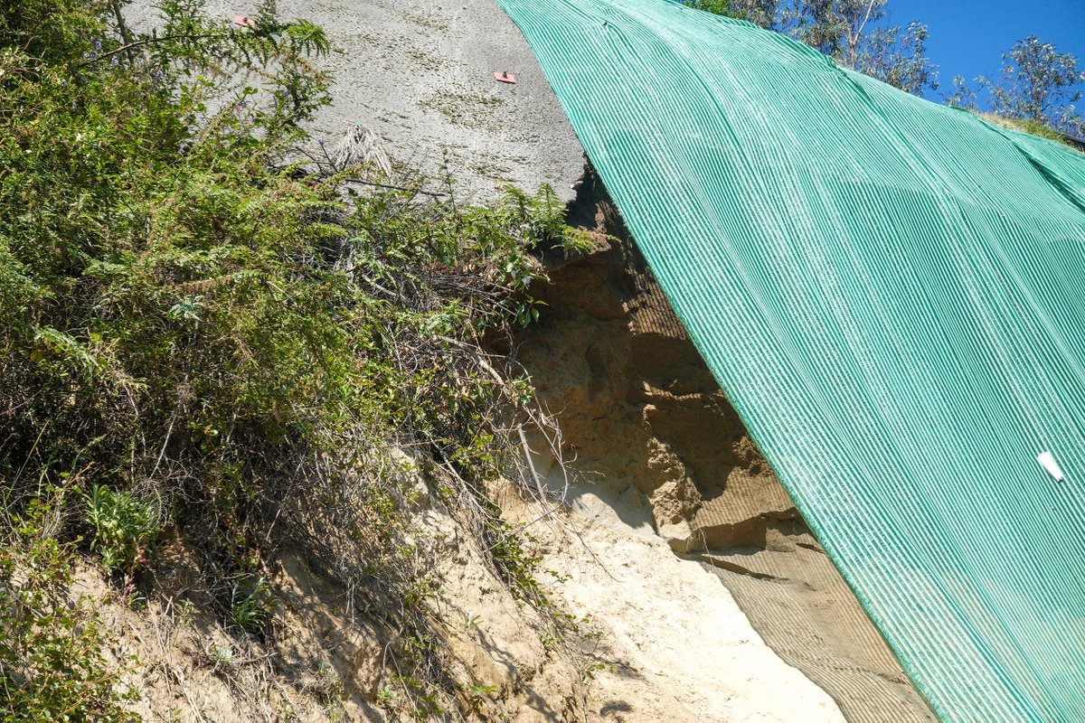 Desde meses hay un ‘jueguito’ sin sentido entre la <a href="/ObrasQuito/">Obras Quito</a> y mis reportes respecto a este talud.
Muestro nuevo material caído, lo retiran en seguida sin resolver el problema y la gente no se da cuenta.
Lo repito, sigue cayendo, el riesgo de un derrumbe es cada vez mayor.
Hoy: