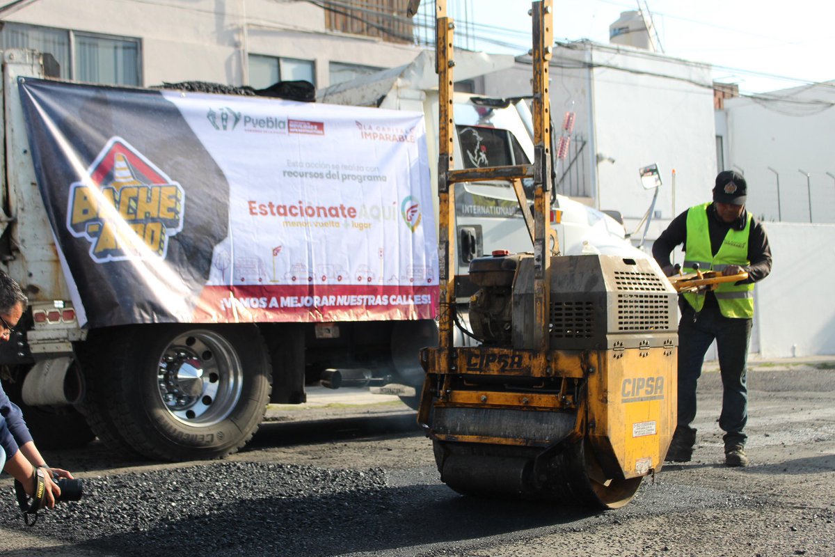 #EnHilo | Se ejecutan trabajos de bacheo en los cinco corredores: Centro Histórico - Analco, Carmen – Huexotitla, Chulavista - Volcanes, Juárez – Santiago y San Alejandro – Ortopedia.

De enero a la fecha, se han tapado un total de 232 mil 273 baches.

#LaCapitalImparable 🪽