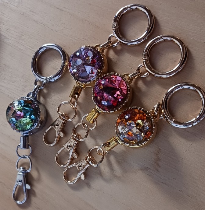 【✨🎄Xmasの落し物 プレゼント企画🎄✨】

どんなお出掛けにもオトモしたいっ✨
アクティブで美しい妖精宿るリールキーホルダーです✨🎄✨
締切:12月23日am9:00
応募方法:フォロー&amp;RT

当選人数:4名
※お色は選べません
当選者様には翌朝DMにてご連絡させて頂きます