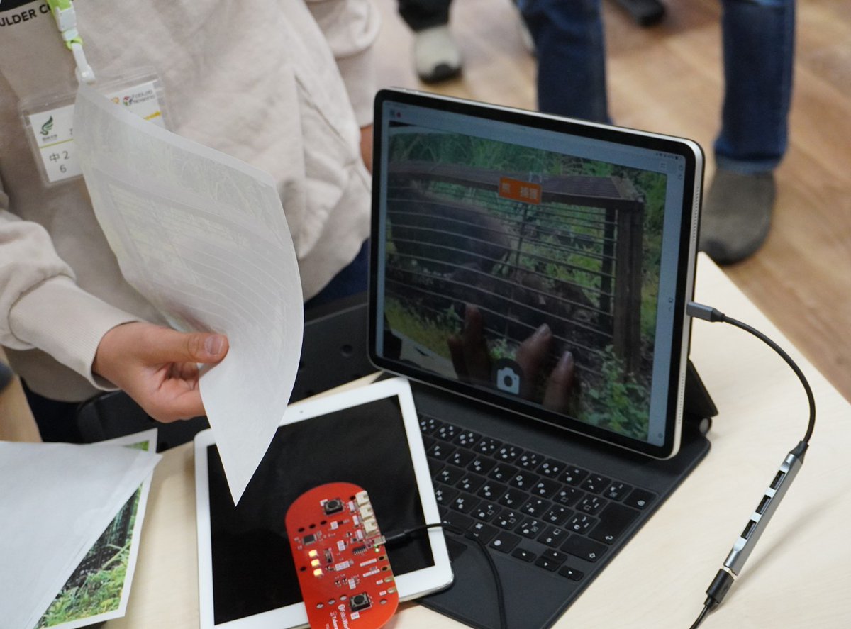 MuraLab_info's tweet photo. 本学のSTEAM教育プログラムの最終成果報告会
小中学生と高校生の各講座合同で開催し，成果を発表
小中学生のAkadako使った各種システム面白かった
クマが罠にかかったら通知してくれるシステム
天気に応じ，洗濯物を出し入れしてくれる
ユニバーサルな信号機などアイデアに脱帽

#Akadako
#STEAM https://t.co/vfBWeDElNR