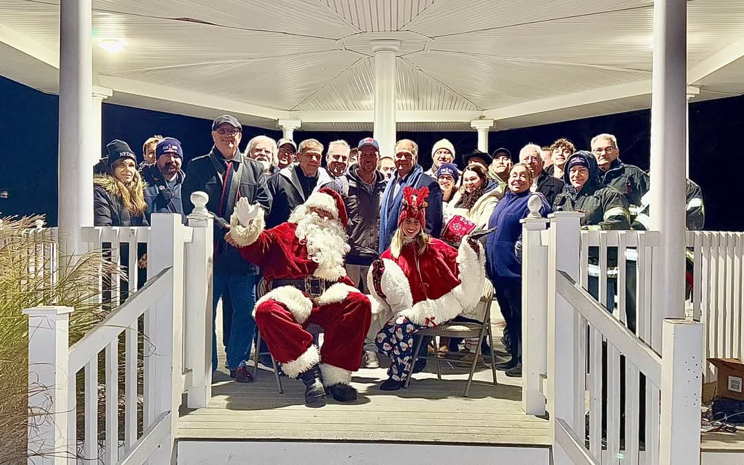 Grateful for everyone who joined the Nesconset Chamber Of Commerce for our biggest Holiday Lighting yet 🎄🎅 Thank you to our Nesconset FD, amazing performers, and platinum sponsors ⭐ Wishing all a joyful season! ❄️✨ #HolidaySeason #Community #NY #LongIsland #Festive #Santa