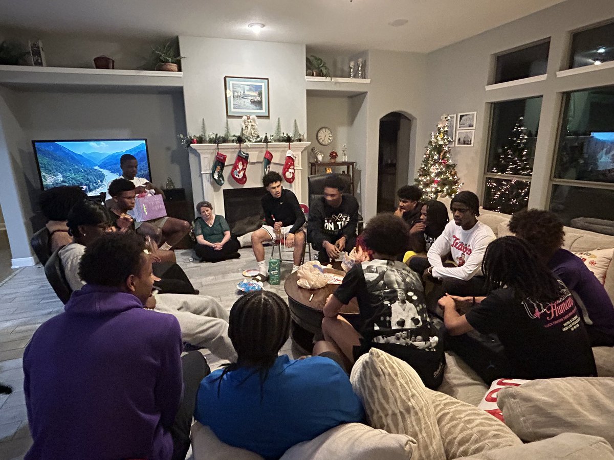 Travis Basketball tweet media