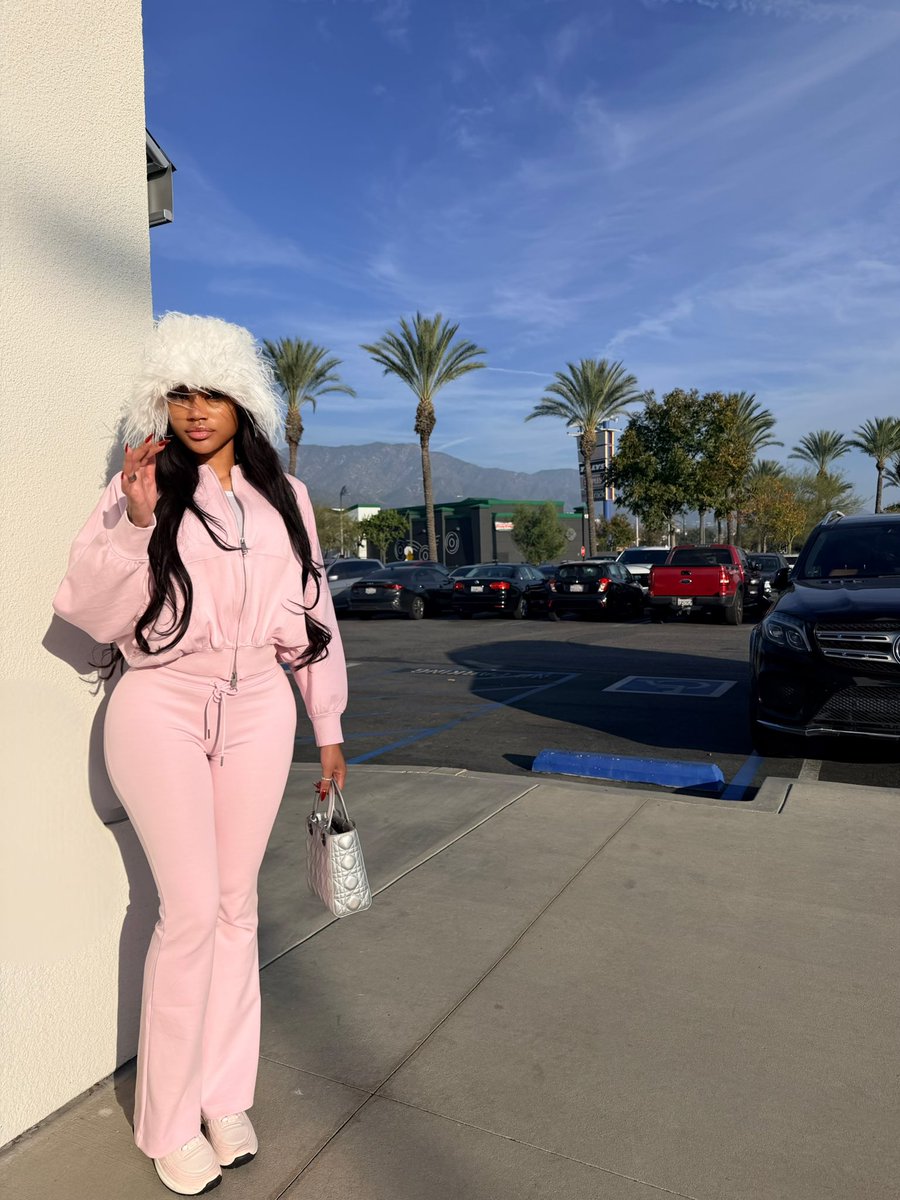 janiaabaniaaaa's tweet image. People love to hate but hate to LOVE 🌚