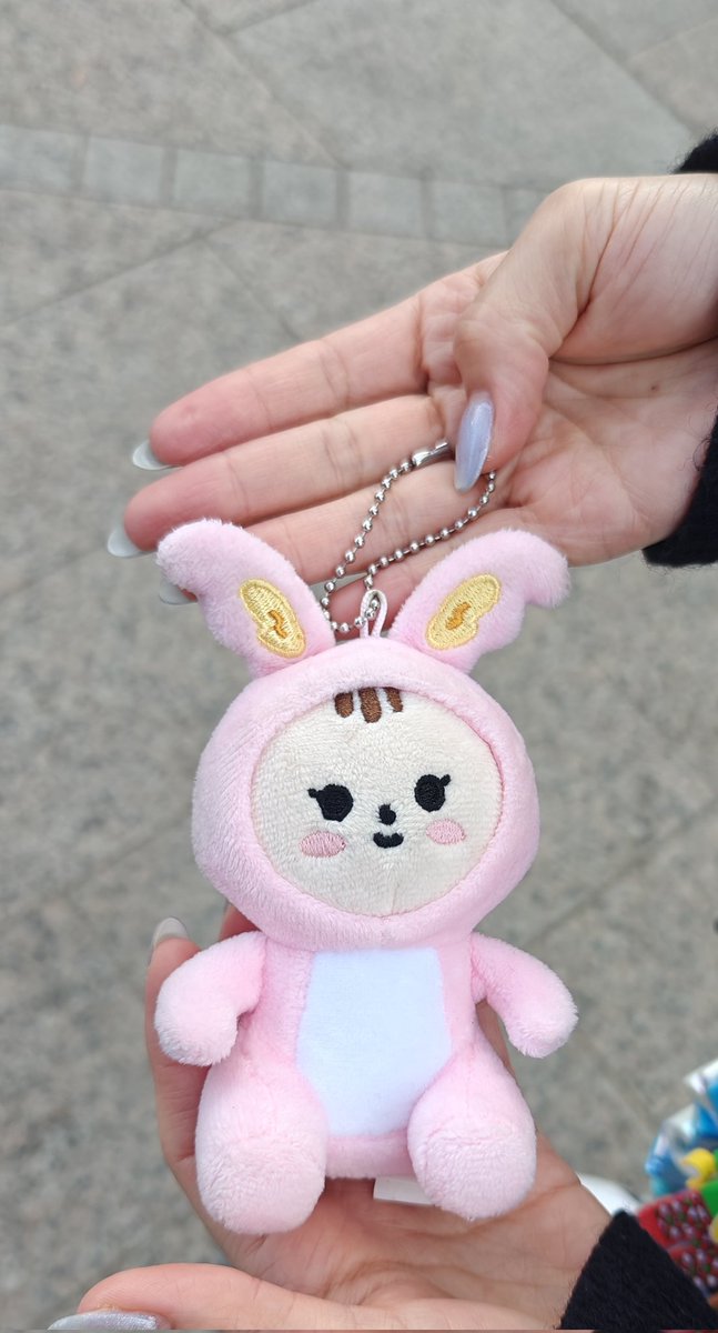 ringrie1's tweet photo. トラムちゃん落ちてました！
天神中央公園のクリスマスツリー前です。
バックからちぎれってしまった模様です。台座なしです。
しばらくこの辺にいます！
落とし主様に届きますように！
텐진중앙공원에서 주웠어요. 예쁜 토람이 주인분을 찾고있어요.
분실물 미니틴 토람 텐진중앙공원 세븐틴 https://t.co/oRQc2dkKlg