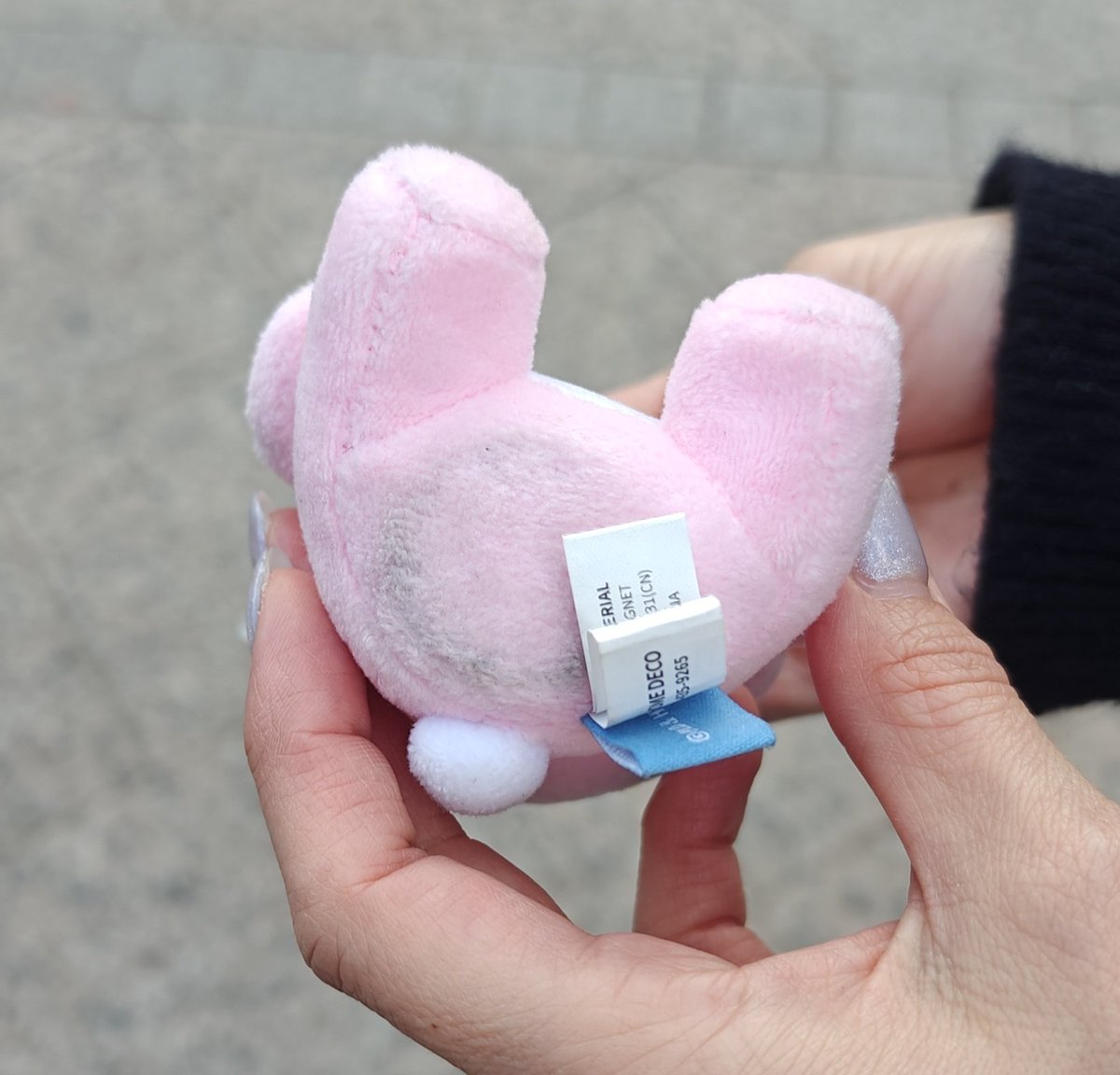 ringrie1's tweet photo. トラムちゃん落ちてました！
天神中央公園のクリスマスツリー前です。
バックからちぎれってしまった模様です。台座なしです。
しばらくこの辺にいます！
落とし主様に届きますように！
텐진중앙공원에서 주웠어요. 예쁜 토람이 주인분을 찾고있어요.
분실물 미니틴 토람 텐진중앙공원 세븐틴 https://t.co/oRQc2dkKlg