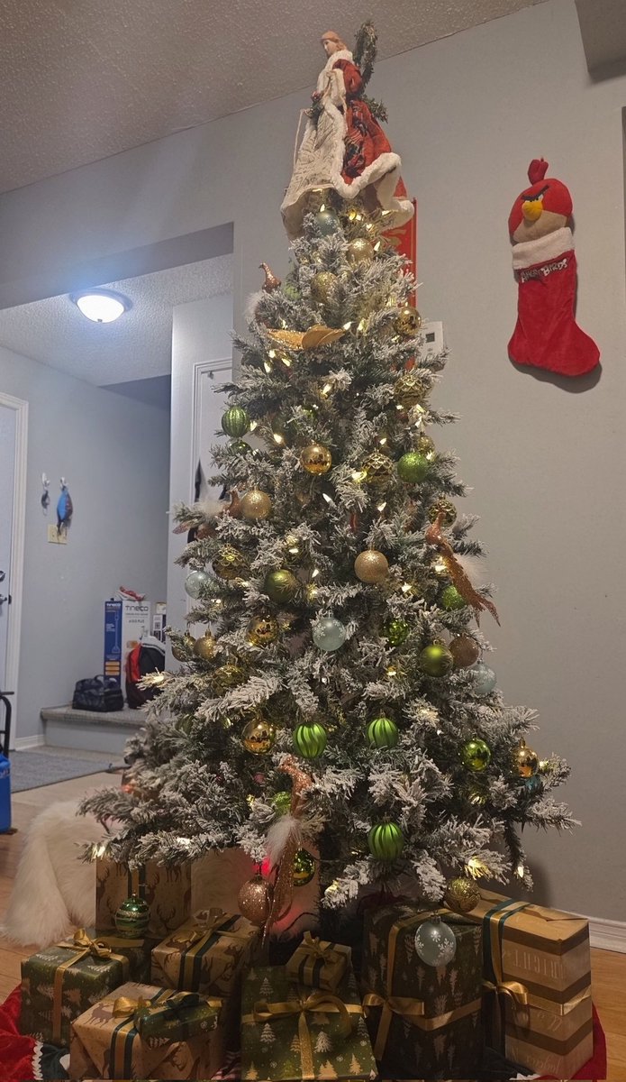 shortcoffee_'s tweet photo. Lowkey the wrapping this year was not bad https://t.co/fNkCO0Ahcd