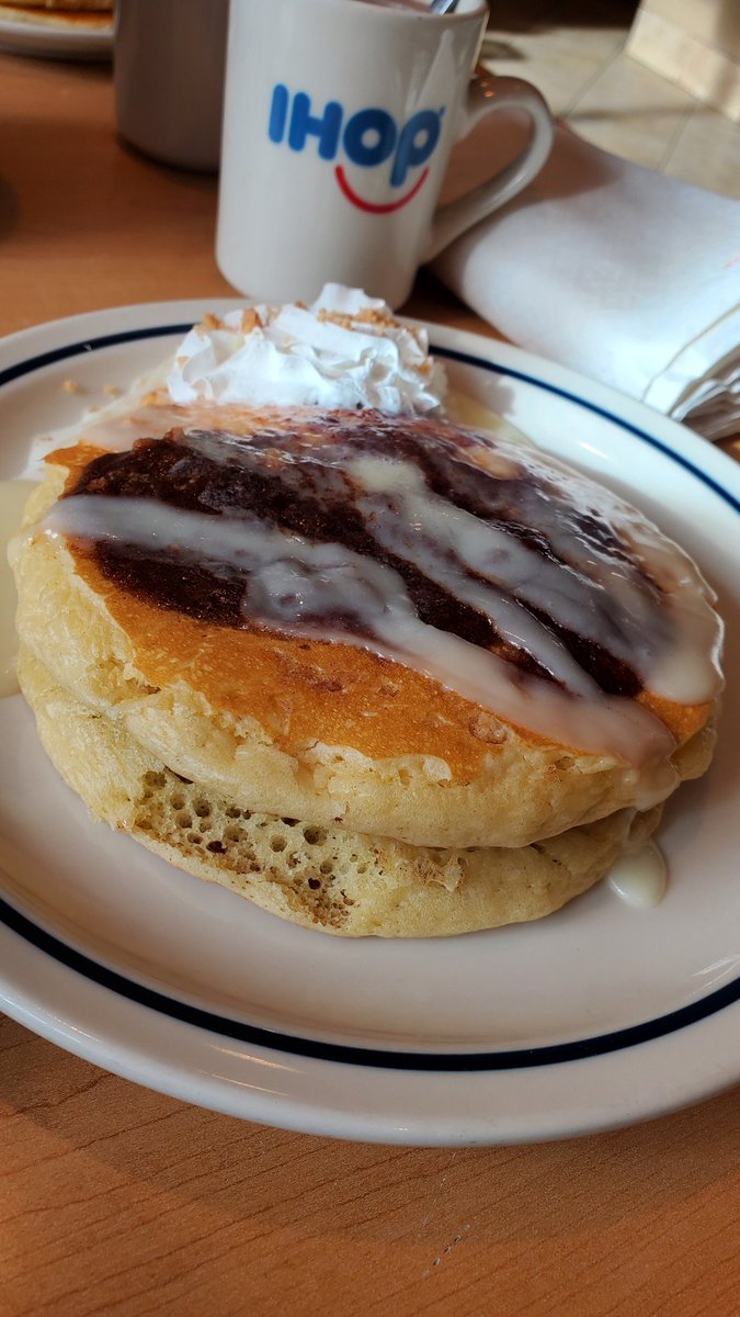 jamilles_world's tweet photo. @IHOP at this point, just go ahead &amp; take photos off your menu. This was the most UNappetizing plate I've ever seen https://t.co/z6DJ4g4r5N