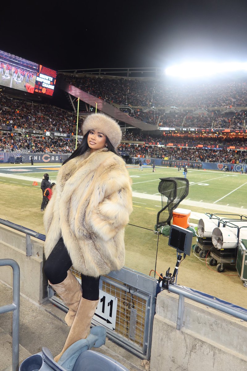 chiefxlana_'s tweet photo. just a cold a$$ b*** on a cold a$$ day ❄️🏈 https://t.co/Bs669MRj9l