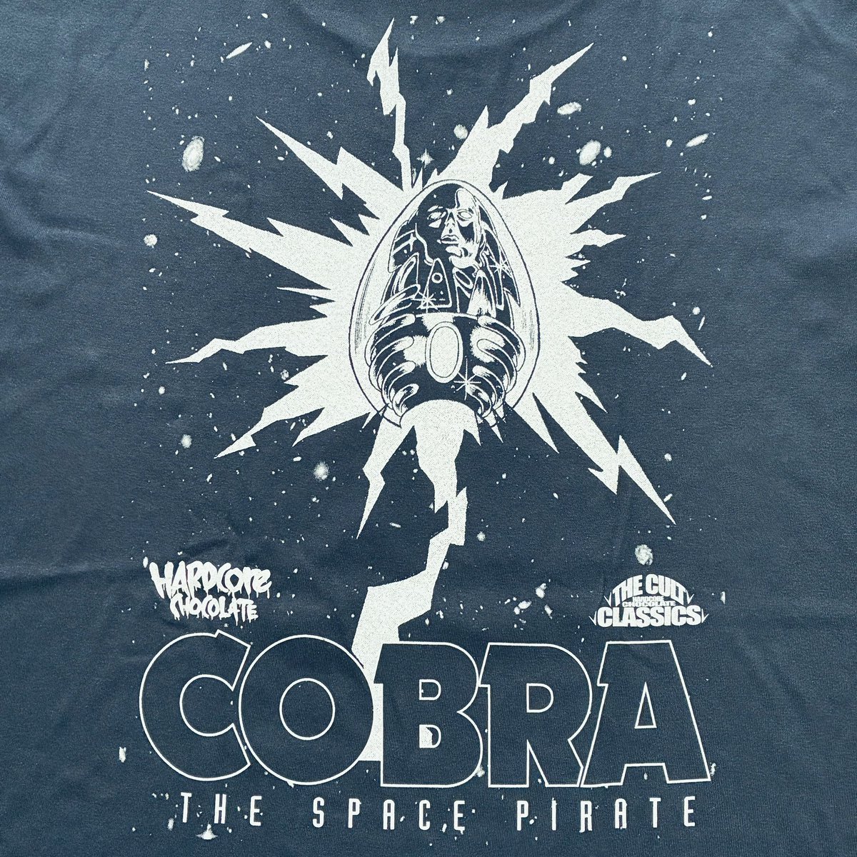 フロントにコブラを、バックには総合管理コンピューター・ガイラの姿を