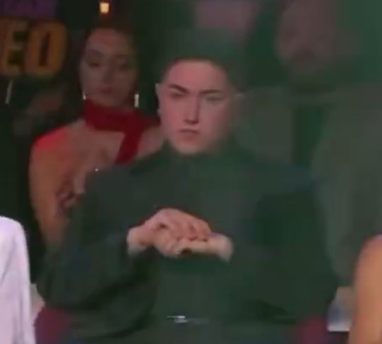 Como cuando te obligan a ir a donde juraste nunca regresar o si no te demandan . Ni modos hoy te tocó trabajar jumanji , ya en unas horas regresas a tu casa a rascarte la cola 🤷🏻‍♂️  #LaGranjaVIP