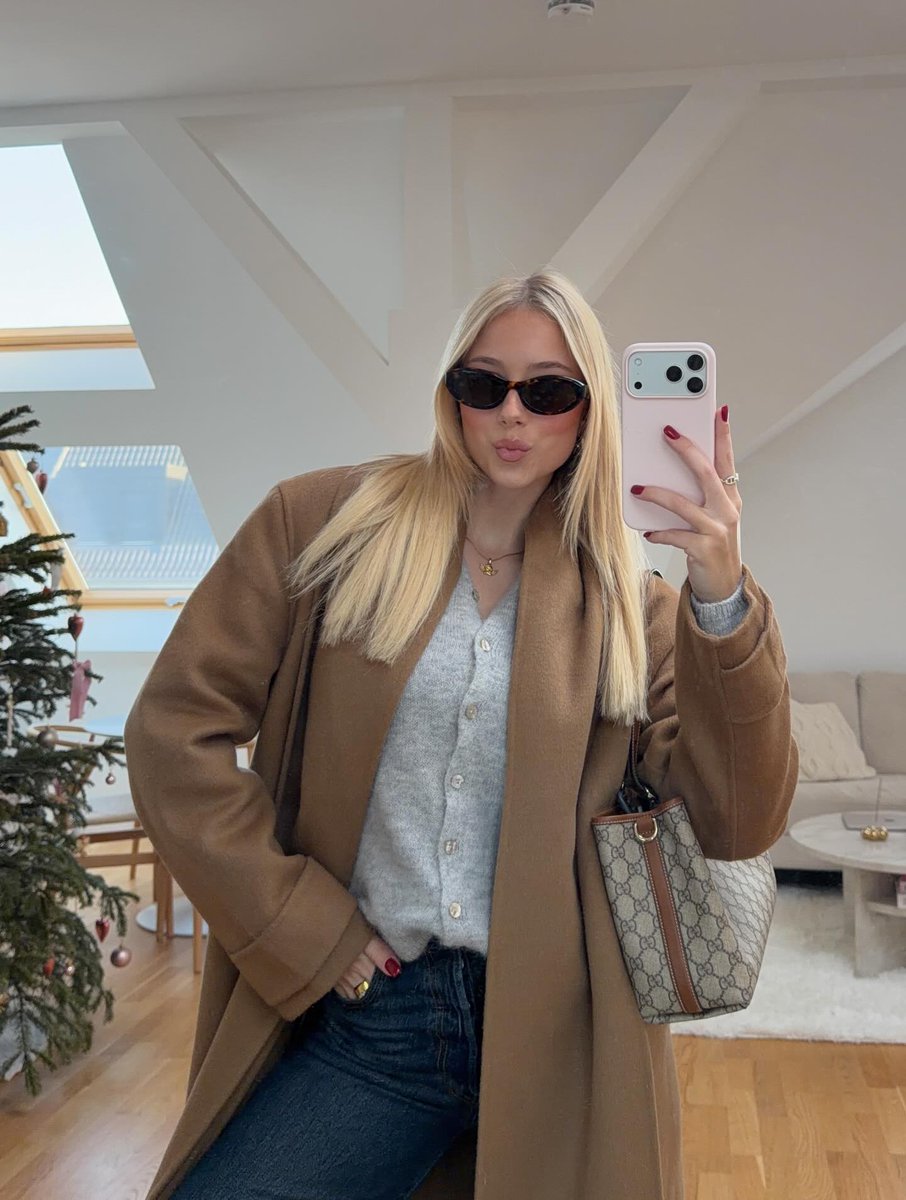 3 days until Christmas? 🥹🎀 Time flies! (I really hope the weather here is like in the first photo, so we can have a white Christmas!) 🎄