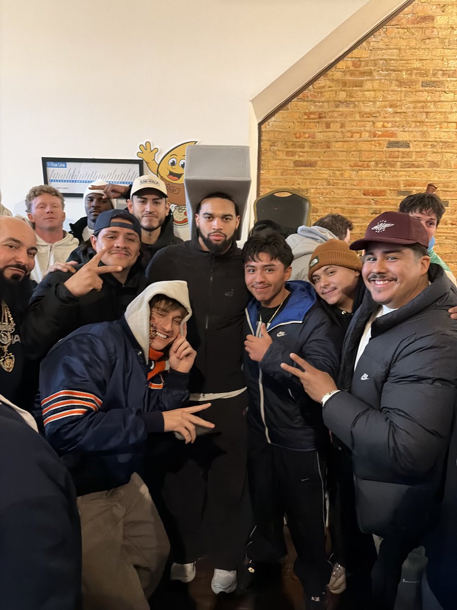 jesusecchi's tweet photo. Enough said here, we fed the city today. 

3,000 families, 12,000+ people. Everyone worked endlessly to make this happen and we’re so grateful for everyone involved, inside and out of this picture. 

How’s Chicago feeling today? BEAR DOWN🥶🐻⬇️ #ecc https://t.co/8kz1TUJdYm