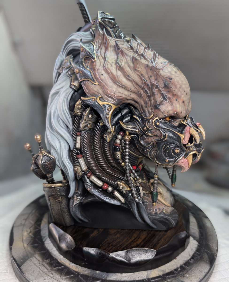 AKIHITO氏原型
『ArtemisArcher』 predator 完成。
マスク飾り、ネックレスなどアクセサリーを追加して、過度気味にも見えるような儀式的な豪奢さにしてみました。

きっと女系部族の族長的立場だわな！
#プレデター　#Predator
#製作代行　#ガレージキット　
#クリーチャー